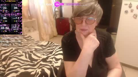 Snapshot of sharon_amore chatting on 06-08-26, 01:33 Helena online show from 06-08-26, 01:33