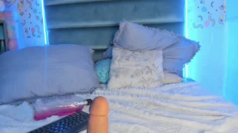 Snapshot of sharon_justin_ chatting on 01-21-25, 06:23 Sharon online show from 01-21-25, 06:23