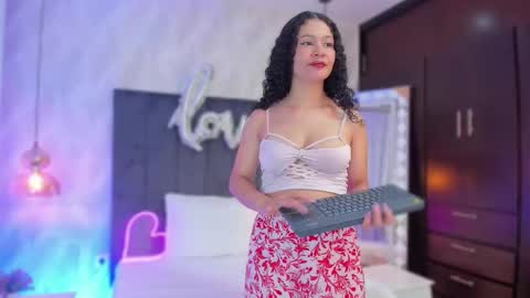 Snapshot of sharonn___ chatting on 02-17-25, 03:25 Sharon online show from 02-17-25, 03:25