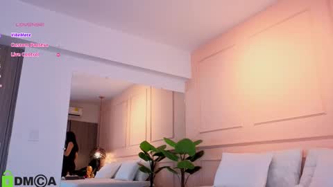 Snapshot of sharonn___ chatting on 11-25-25, 04:01 Sharon online show from 11-25-25, 04:01