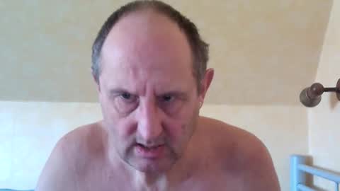 Snapshot of sharpshoder chatting on 02-08-25, 01:01 Peter online show from 02-08-25, 01:01