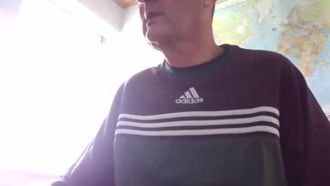 Snapshot of sharpshoder chatting on 09-15-25, 10:37 Peter online show from 09-15-25, 10:37