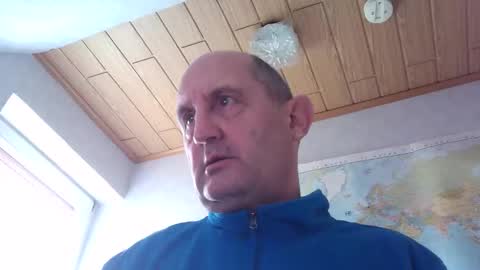 Snapshot of sharpshoder chatting on 11-01-25, 10:06 Peter online show from 11-01-25, 10:06