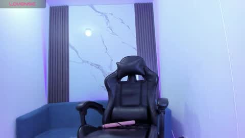 Snapshot of shaunadream chatting on 10-10-25, 03:05 Lady Shauna online show from 10-10-25, 03:05