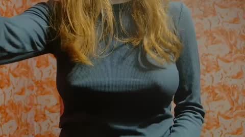 Snapshot of shelikessoymilk chatting on 12-19-24, 08:55 Erika online show from 12-19-24, 08:55