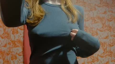 Snapshot of shelikessoymilk chatting on 12-20-24, 10:54 Erika online show from 12-20-24, 10:54