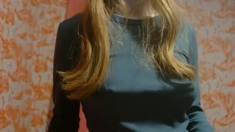 Snapshot of shelikessoymilk chatting on 01-24-25, 12:20 Erika online show from 01-24-25, 12:20