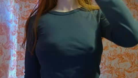 Snapshot of shelikessoymilk chatting on 03-06-25, 09:42 Erika online show from 03-06-25, 09:42