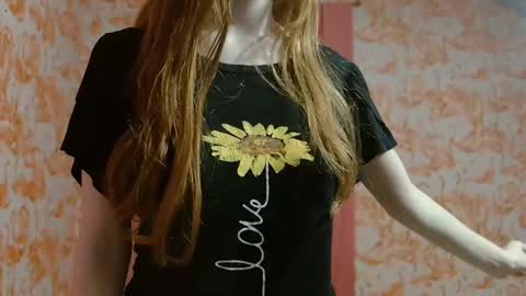 Snapshot of shelikessoymilk chatting on 09-18-25, 02:35 Erika online show from 09-18-25, 02:35