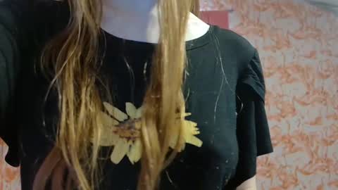 Snapshot of shelikessoymilk chatting on 09-19-25, 07:14 Erika online show from 09-19-25, 07:14