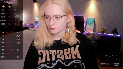 Snapshot of sheslinki chatting on 02-04-25, 09:17 Hello guys my name is Aemilia online show from 02-04-25, 09:17