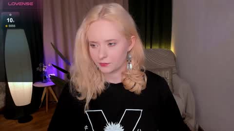 Snapshot of sheslinki chatting on 02-05-25, 12:06 Hello guys my name is Aemilia online show from 02-05-25, 12:06