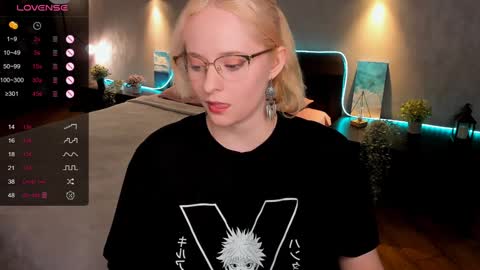 Snapshot of sheslinki chatting on 02-06-25, 12:16 Hello guys my name is Aemilia online show from 02-06-25, 12:16