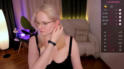 Snapshot of sheslinki chatting on 02-16-25, 03:05 Hello guys my name is Aemilia online show from 02-16-25, 03:05