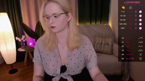 Snapshot of sheslinki chatting on 03-11-25, 08:52 Hello guys my name is Aemilia online show from 03-11-25, 08:52