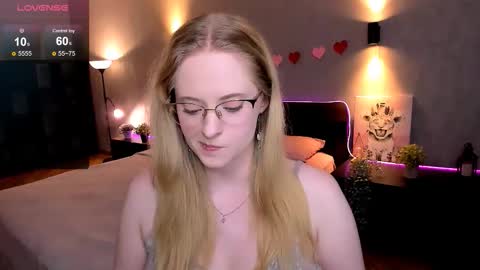 Snapshot of sheslinki chatting on 09-11-25, 08:25 Hello guys my name is Aemilia online show from 09-11-25, 08:25