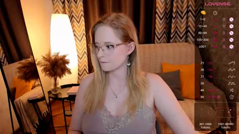 Snapshot of sheslinki chatting on 10-09-25, 08:45 Hello guys my name is Aemilia online show from 10-09-25, 08:45