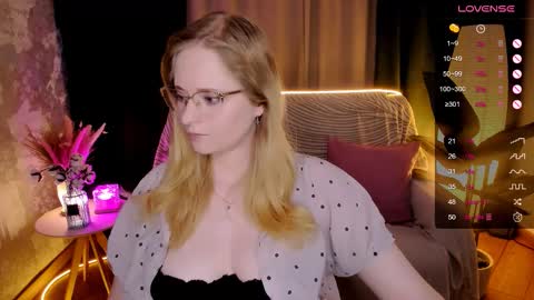 Snapshot of sheslinki chatting on 11-04-25, 08:35 Hello guys my name is Aemilia online show from 11-04-25, 08:35