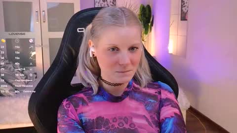 Snapshot of shinejoan chatting on 11-26-25, 09:38 help me reach my first 25 thumbs up online show from 11-26-25, 09:38