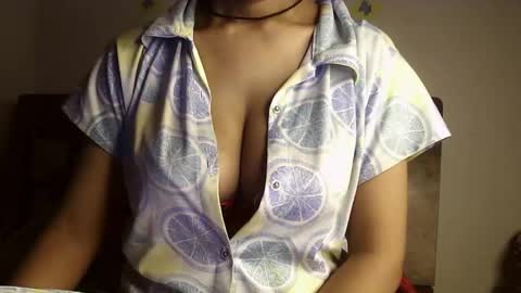 Snapshot of shiri_hot chatting on 10-15-25, 11:27 Siri online show from 10-15-25, 11:27