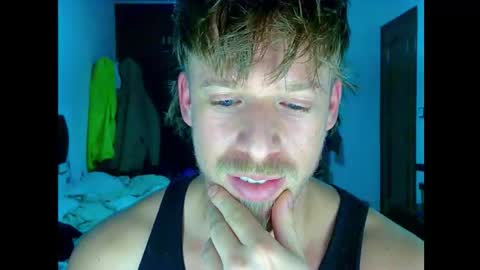 Snapshot of shirtless_dj chatting on 12-05-25, 02:09 Cick Goreskin online show from 12-05-25, 02:09