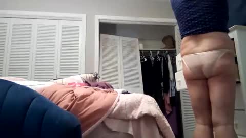 Snapshot of shmuberryfarms chatting on 11-21-25, 12:04 shmooinaround online show from 11-21-25, 12:04