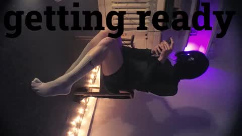 Snapshot of shoes_europe chatting on 11-19-25, 04:51 Vara online show from 11-19-25, 04:51