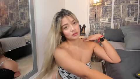 Snapshot of shofiavega chatting on 10-17-25, 04:53 SHOFIA online show from 10-17-25, 04:53