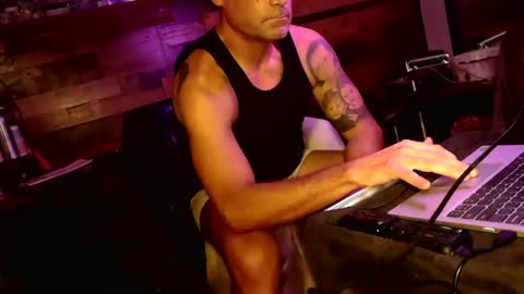 Snapshot of showingoff40 chatting on 10-31-25, 01:23 Red4040 online show from 10-31-25, 01:23