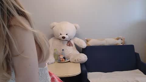 Snapshot of shy_moony chatting on 06-12-26, 01:21 just Alex online show from 06-12-26, 01:21