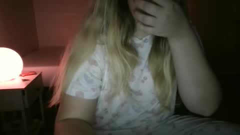 Elyse online show from 11-12-25, 01:39