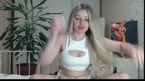 Snapshot of shyevaa chatting on 05-18-26, 04:13 Eva online show from 05-18-26, 04:13