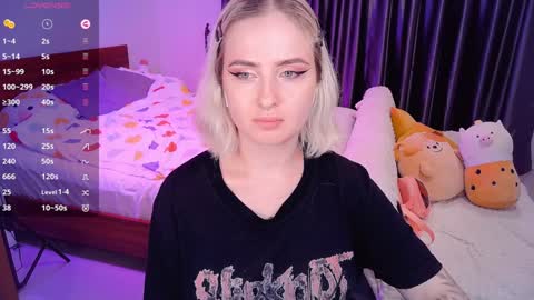 Snapshot of shyfoxxxy chatting on 12-10-24, 02:39 Effie online show from 12-10-24, 02:39