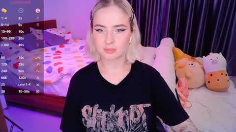 Snapshot of shyfoxxxy chatting on 12-11-24, 07:42 Effie online show from 12-11-24, 07:42