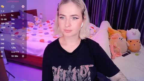 Snapshot of shyfoxxxy chatting on 12-12-24, 08:36 Effie online show from 12-12-24, 08:36