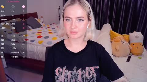 Snapshot of shyfoxxxy chatting on 12-13-24, 08:26 Effie online show from 12-13-24, 08:26