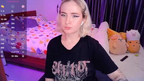 Snapshot of shyfoxxxy chatting on 12-14-24, 08:08 Effie online show from 12-14-24, 08:08