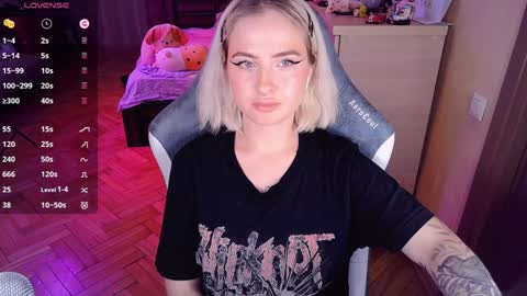 Snapshot of shyfoxxxy chatting on 12-18-24, 10:24 Effie online show from 12-18-24, 10:24