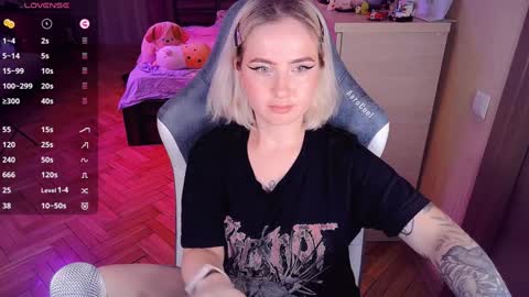 Snapshot of shyfoxxxy chatting on 12-19-24, 01:28 Effie online show from 12-19-24, 01:28