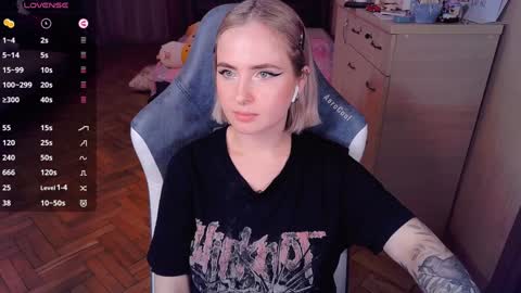 Snapshot of shyfoxxxy chatting on 01-06-25, 02:15 Effie online show from 01-06-25, 02:15