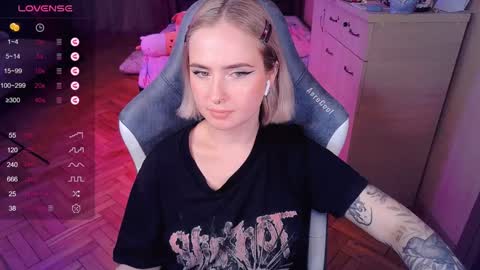 Snapshot of shyfoxxxy chatting on 01-08-25, 01:53 Effie online show from 01-08-25, 01:53