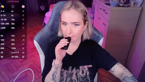 Snapshot of shyfoxxxy chatting on 01-13-25, 08:26 Effie online show from 01-13-25, 08:26