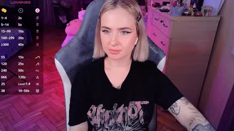 Snapshot of shyfoxxxy chatting on 01-24-25, 04:17 Effie online show from 01-24-25, 04:17