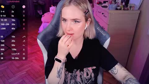 Snapshot of shyfoxxxy chatting on 01-24-25, 07:39 Effie online show from 01-24-25, 07:39