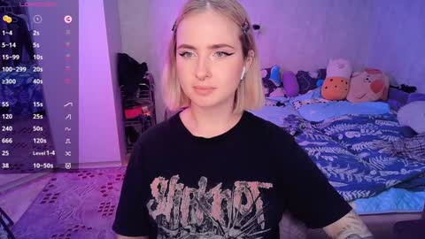 Snapshot of shyfoxxxy chatting on 02-08-25, 04:36 Effie online show from 02-08-25, 04:36