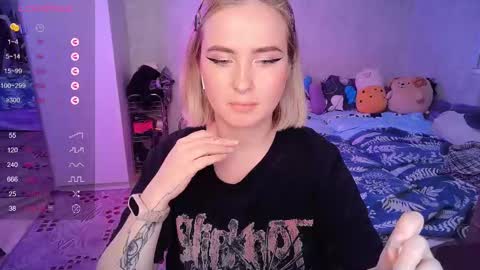 Snapshot of shyfoxxxy chatting on 02-10-25, 09:58 Effie online show from 02-10-25, 09:58