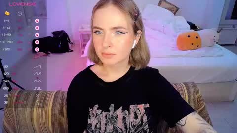 Snapshot of shyfoxxxy chatting on 03-06-25, 03:02 Effie online show from 03-06-25, 03:02