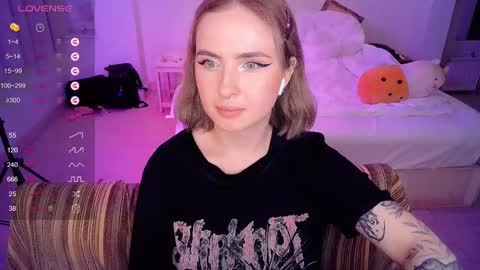 Snapshot of shyfoxxxy chatting on 03-06-25, 06:26 Effie online show from 03-06-25, 06:26