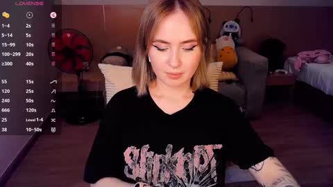 Snapshot of shyfoxxxy chatting on 03-12-25, 06:55 Effie online show from 03-12-25, 06:55