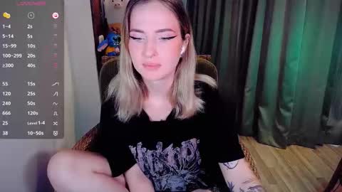 Snapshot of shyfoxxxy chatting on 09-27-25, 06:07 Effie online show from 09-27-25, 06:07